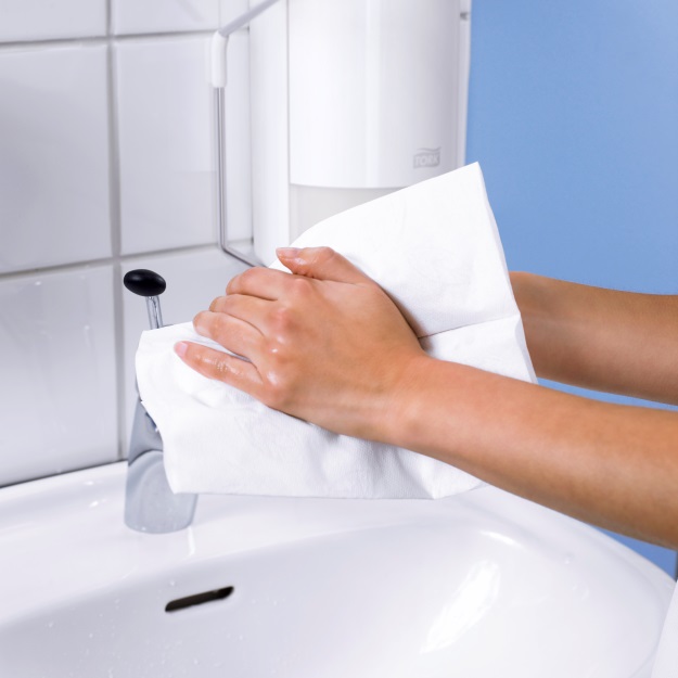 Dlaczego lepiej wybrać ręcznik papierowy składany typu M i W niż typowe ręczniki w składane typu ZZ?